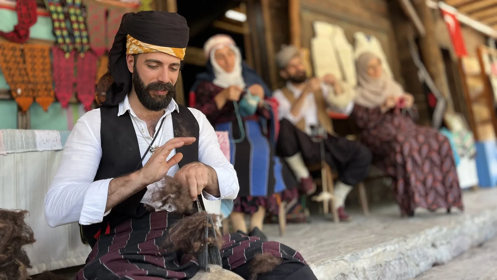 20 yıldır ilmek ilmek işlediği Hemşin çorabını Türkiye'ye tanıtıyor