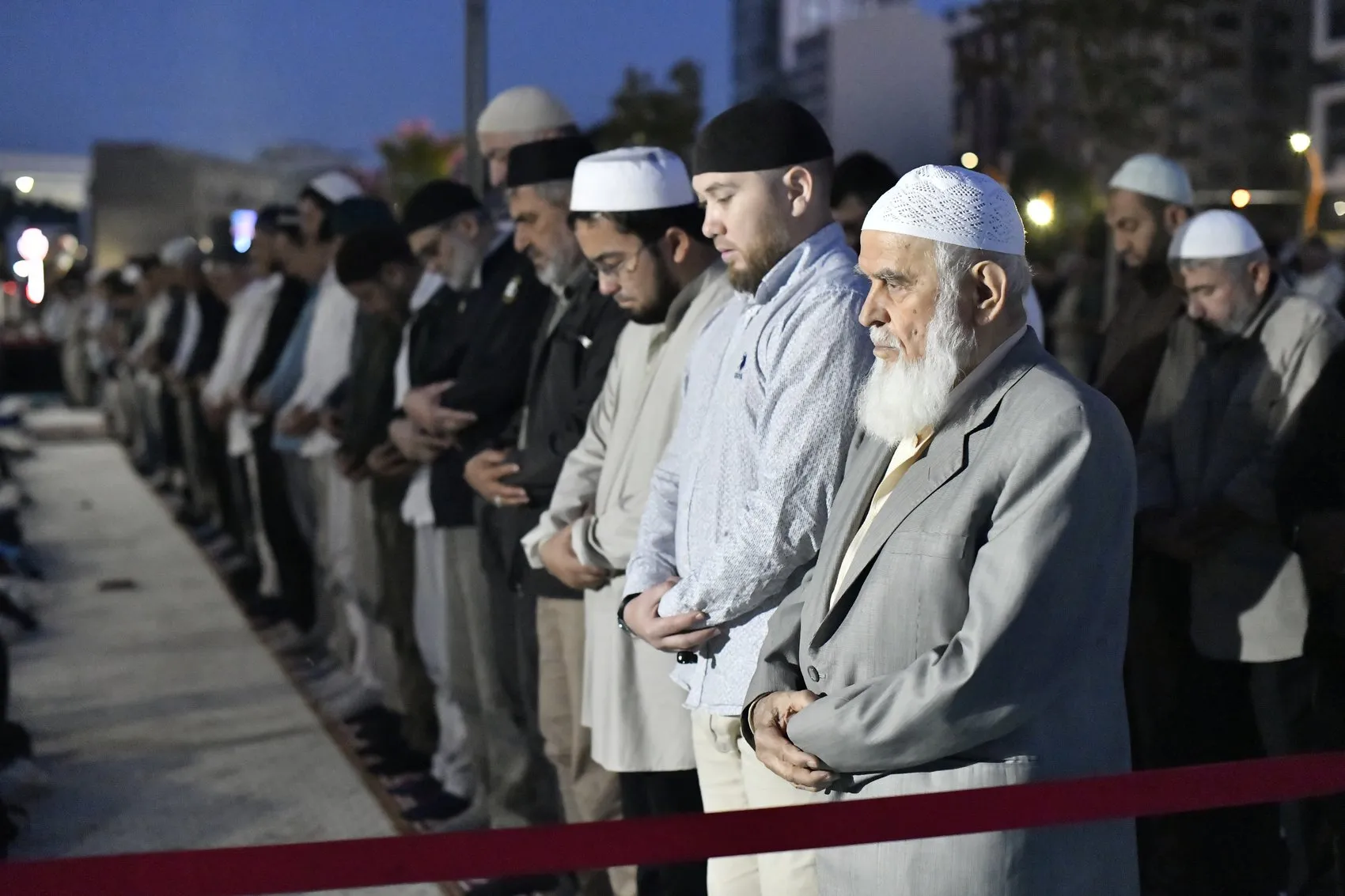 Elazığ meydanında 20 bin kişi sabah namazında buluştu