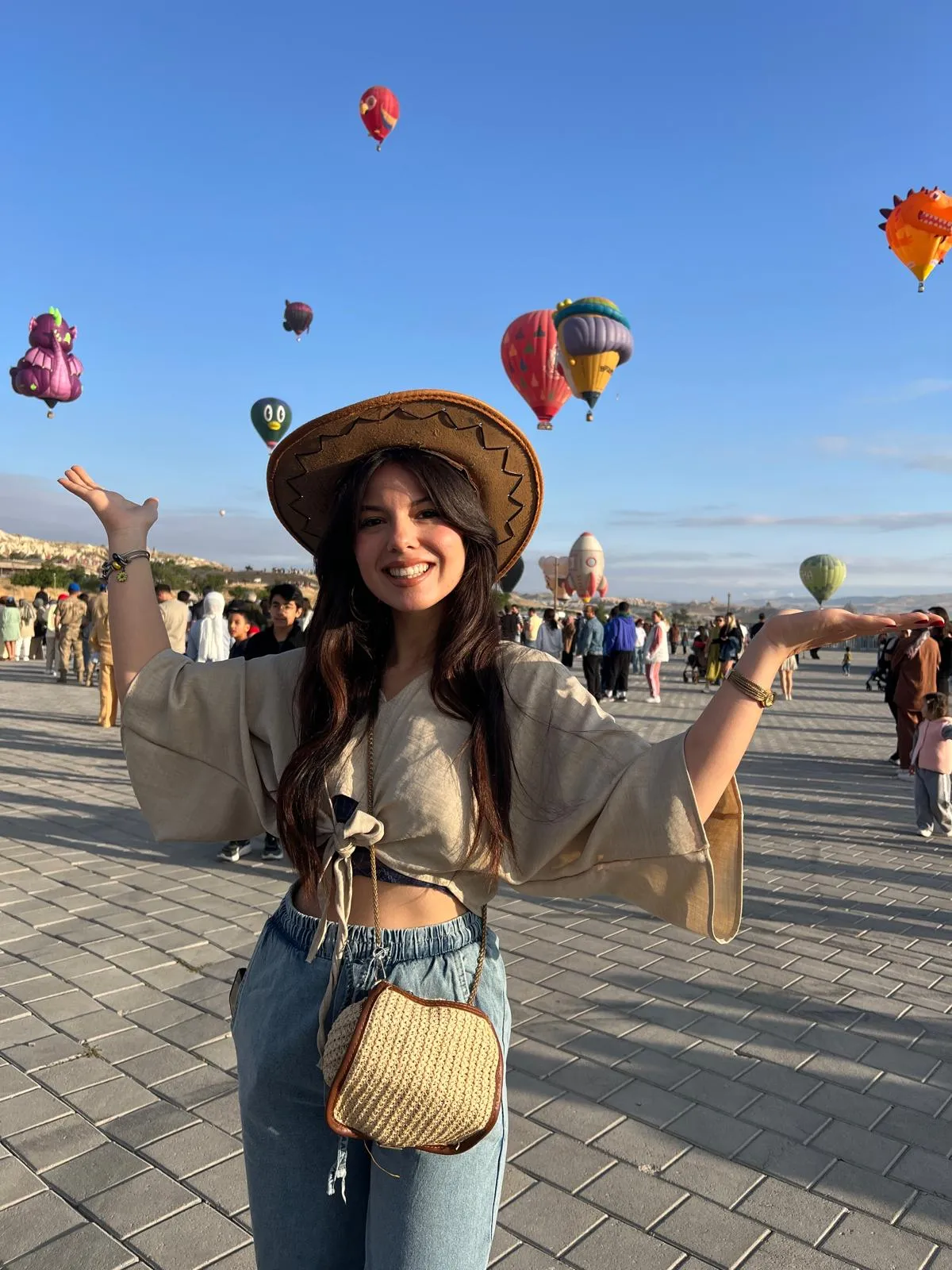Kapadokya semaları ilginç figürlü balonlarla şenlendi