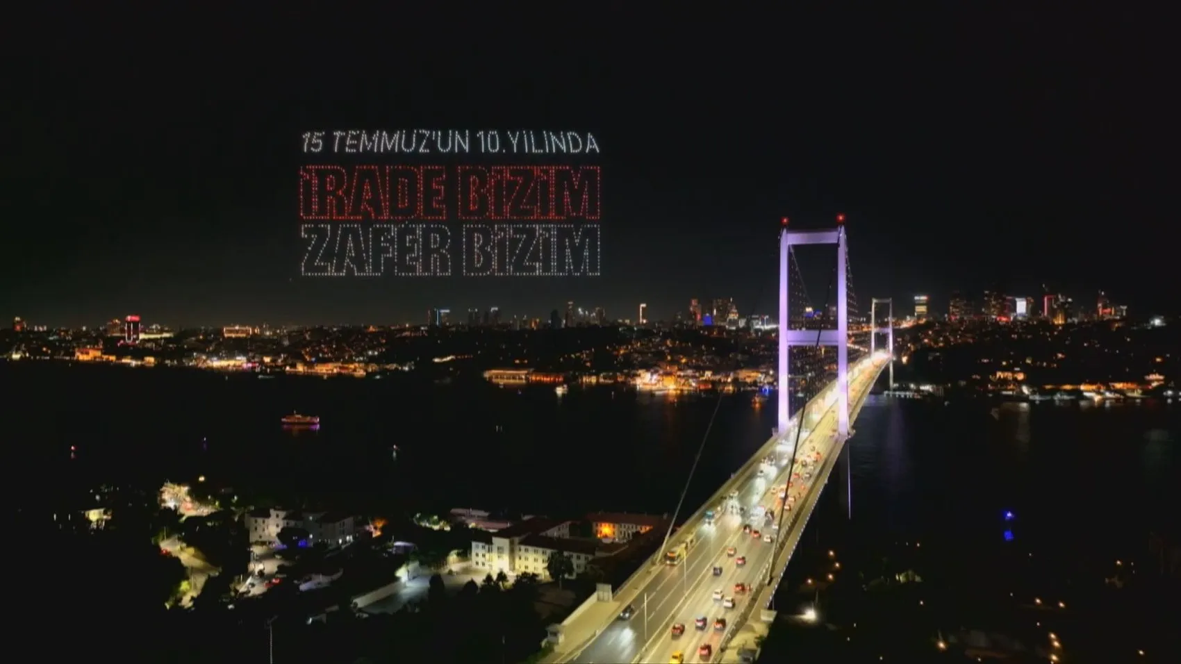 15 Temmuz anması için köprüde dronlar gökyüzünü süsledi