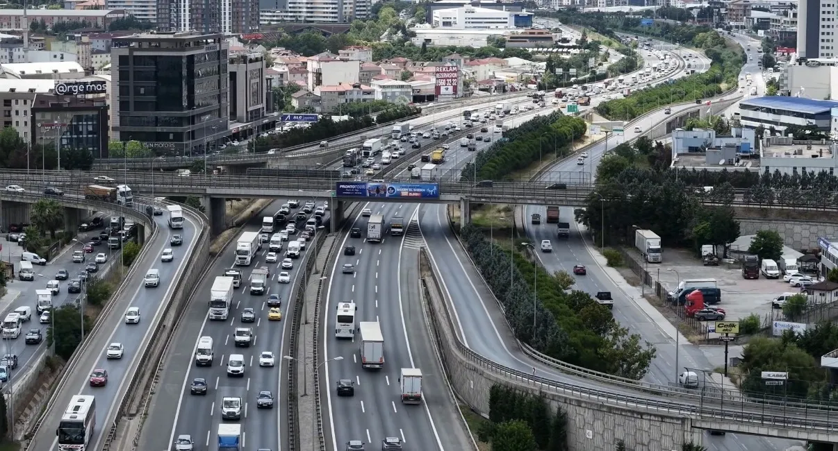 TEM Otoyolu'nda devrilen TIR trafiği kilitledi