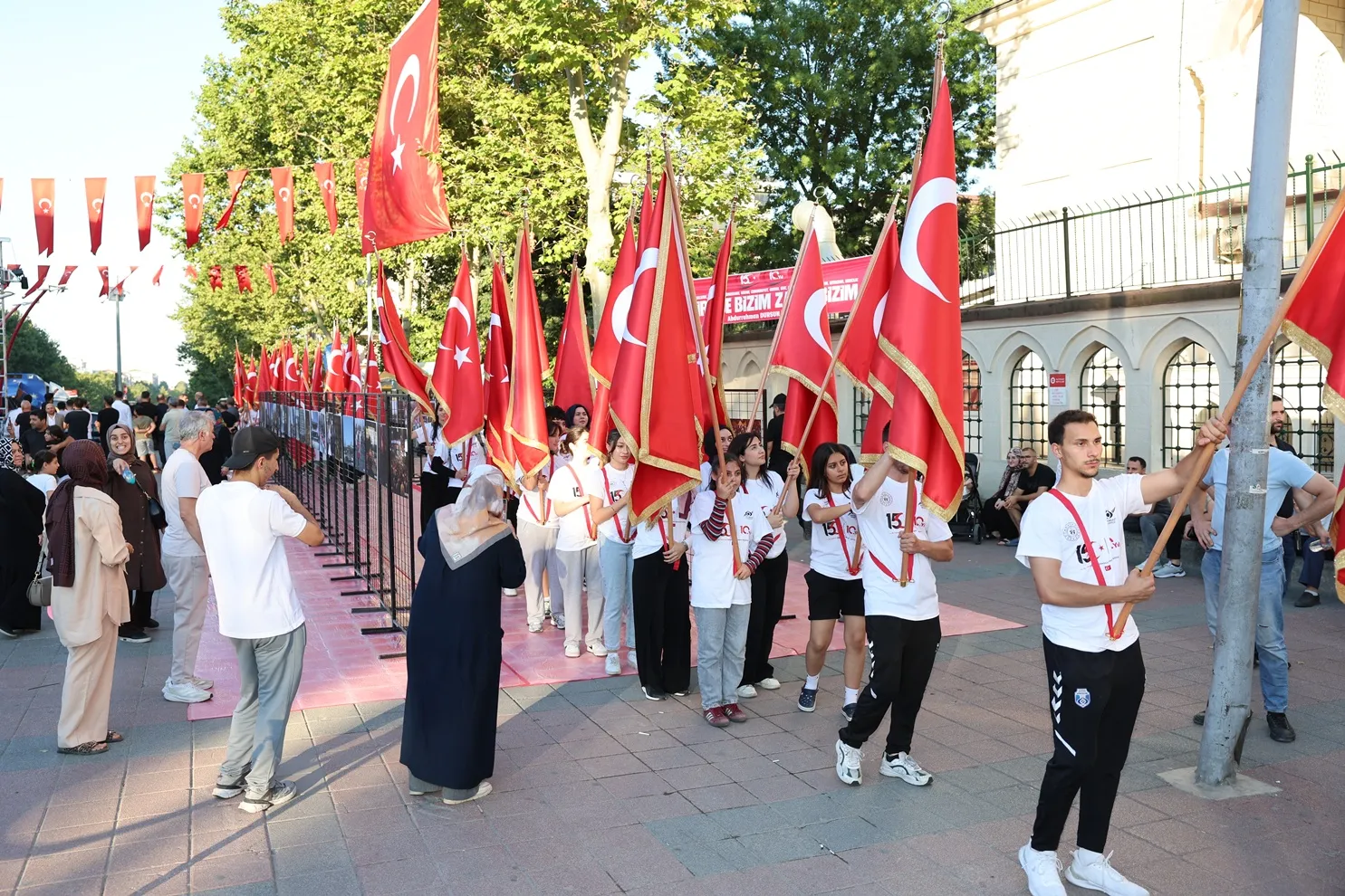 Sultangazi 15 Temmuz şehitlerini meydanlarda andı
