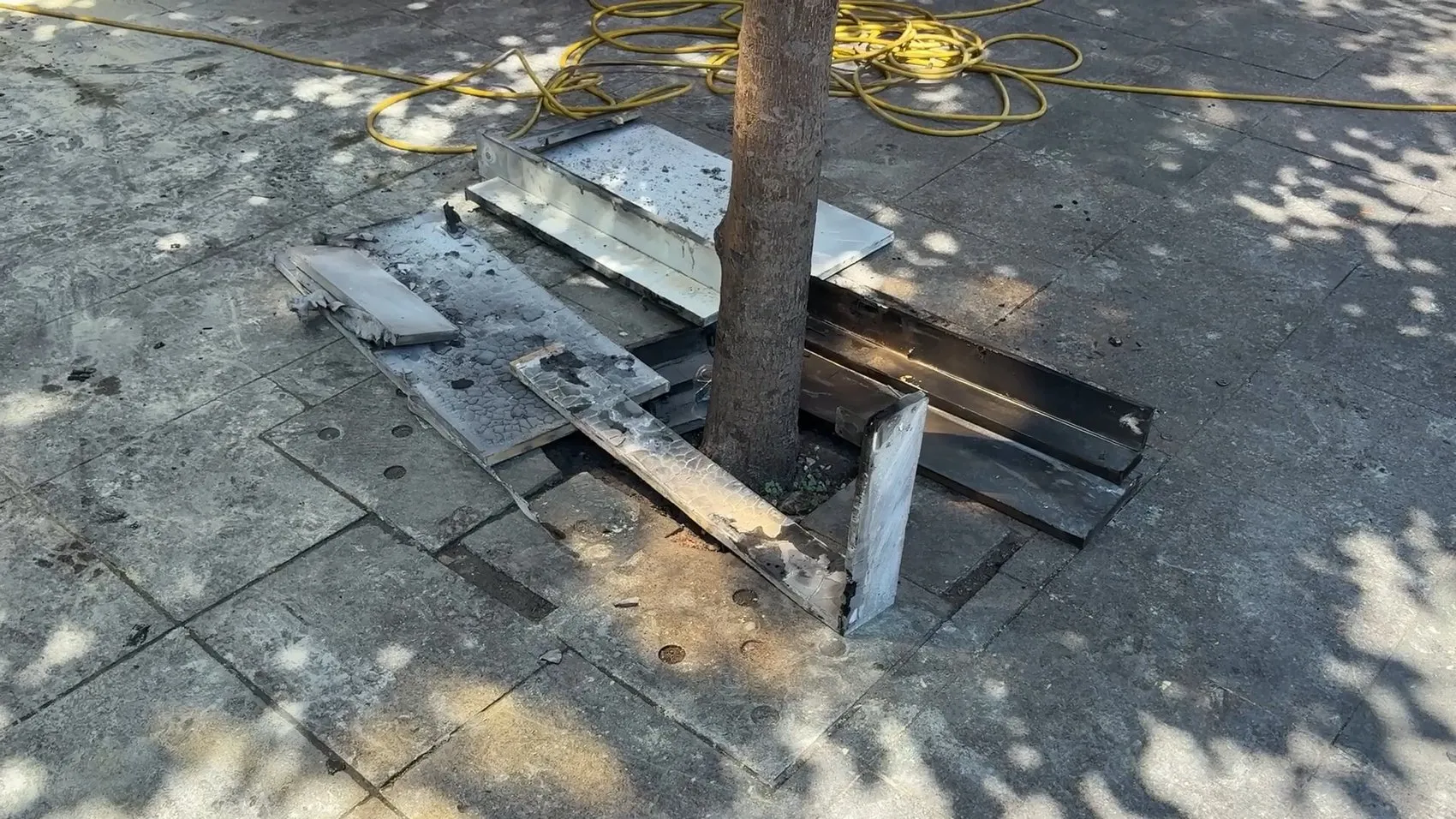 Şişli'de apartman girişindeki elektrik panosu alev aldı