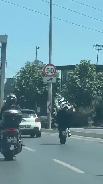 Esenyurt trafiğinde herkesi hiçe sayan motosiklet şovu