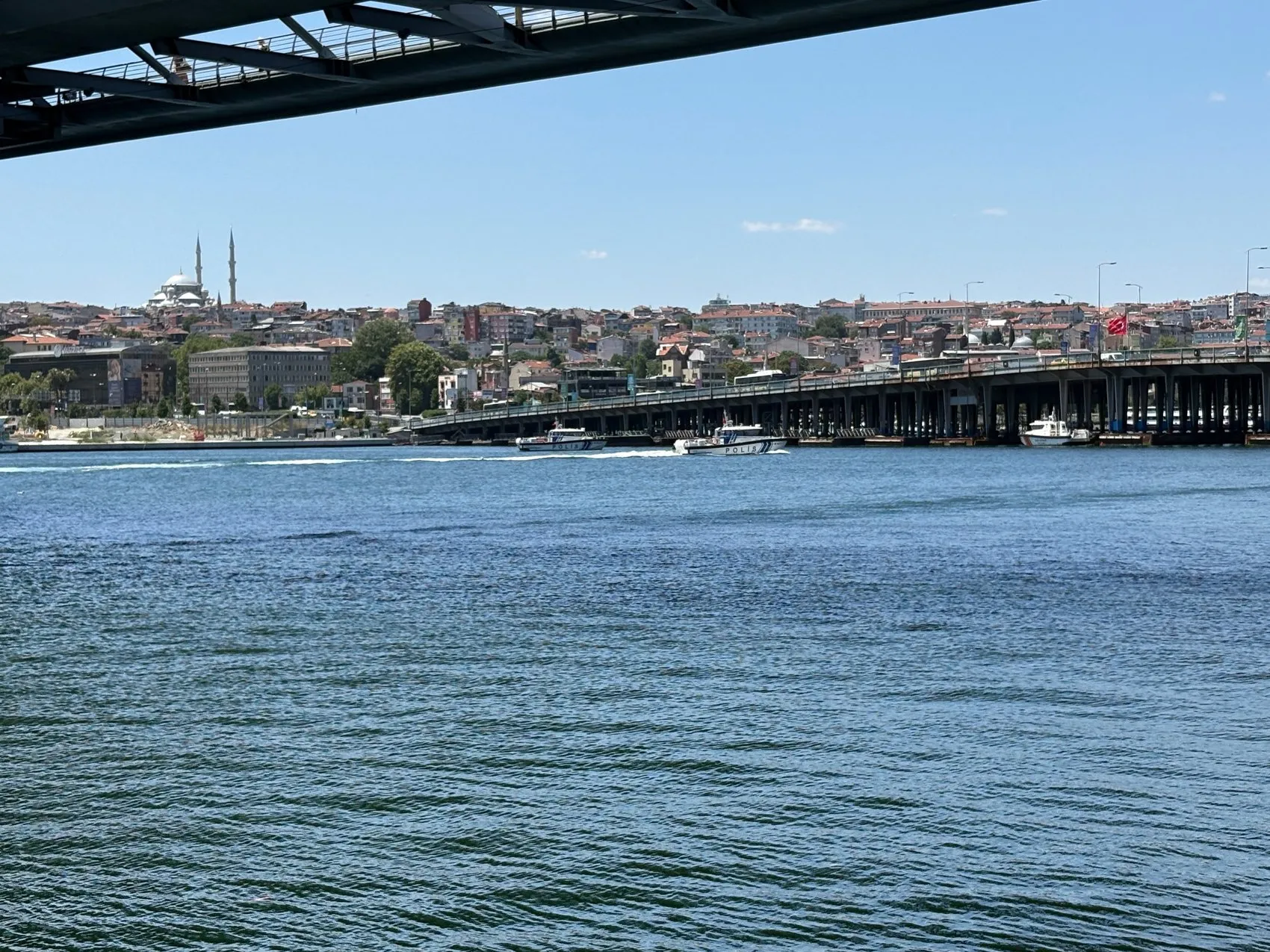 Haliç'te tur teknesi köprüye çarptı, bir çalışan denize düştü
