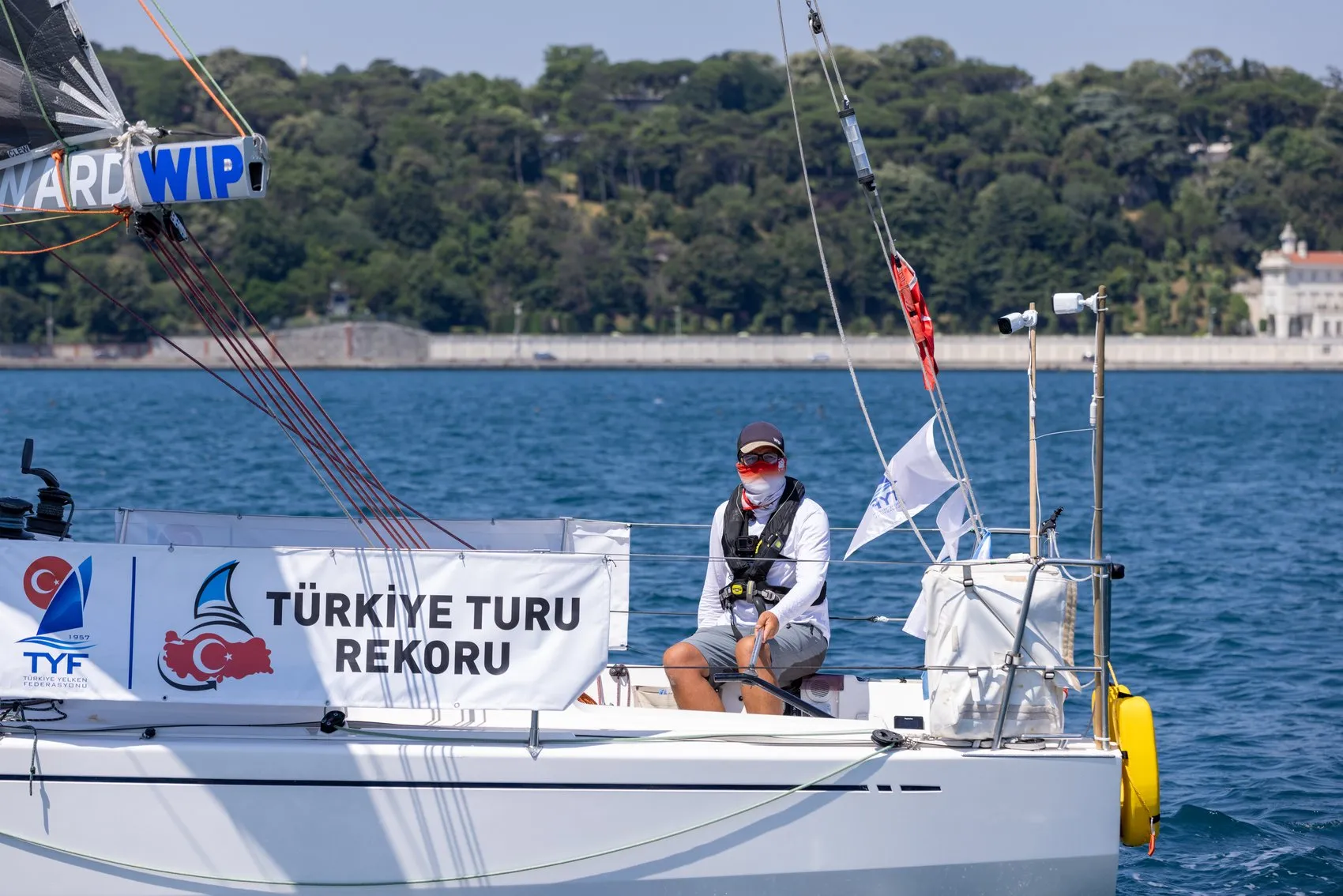 Milli yelkenci Doğukan Kandemir solo Türkiye turunda İstanbul Boğazı'nı geçti