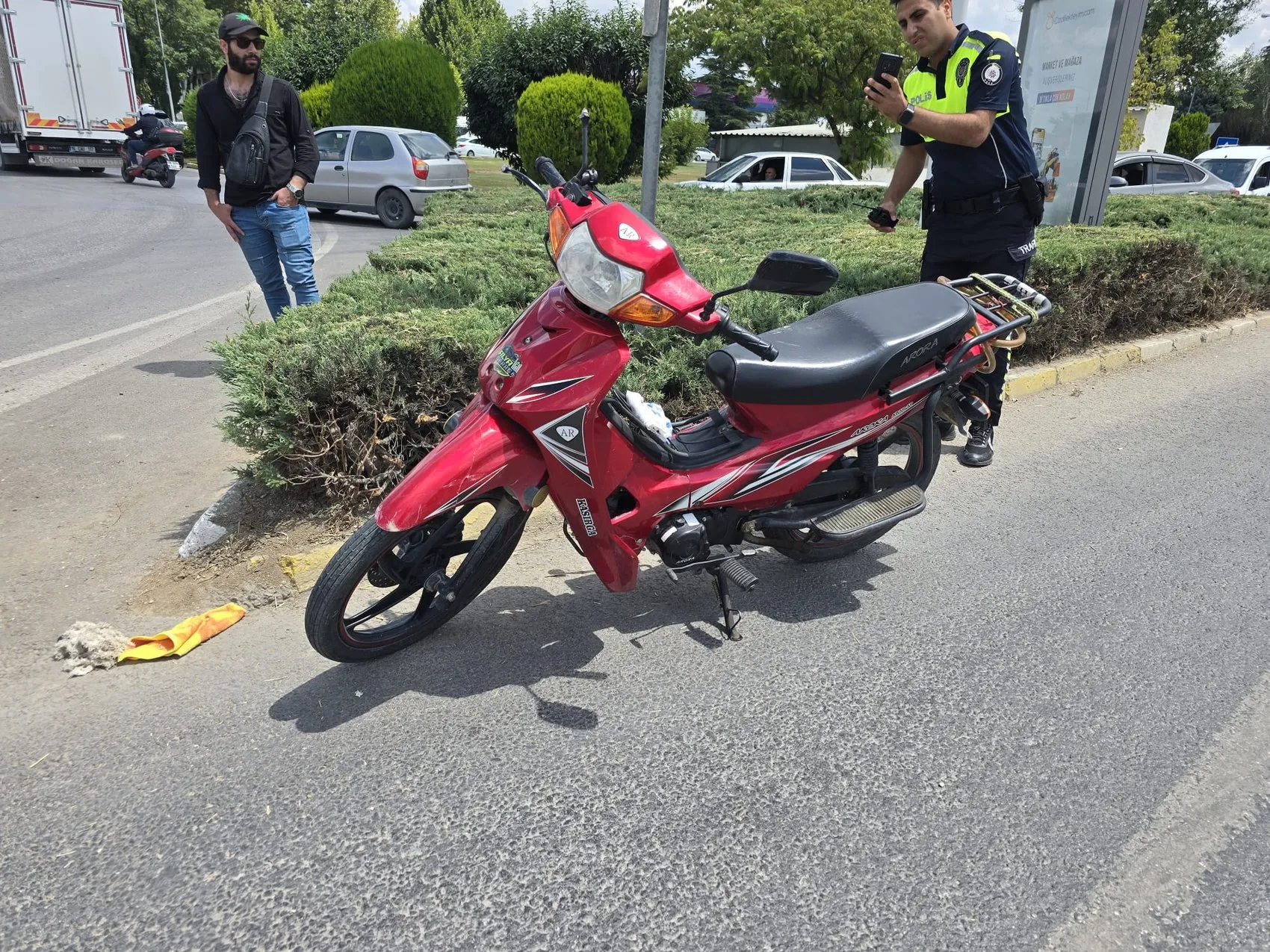 İnegöl girişinde motosiklet kazası İki kişi hastanelik oldu