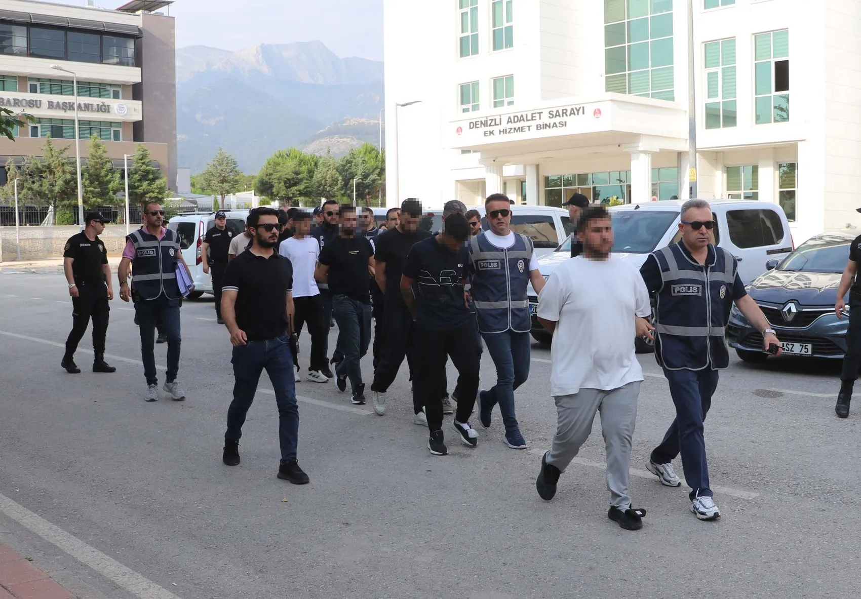 Denizli'de baraj yolundaki silahlı kavgada 13 kişi adliyeye çıkarıldı