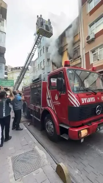 Fatih’te sabah paniği Alevlerin arasında kalan 4 kişi kurtarıldı