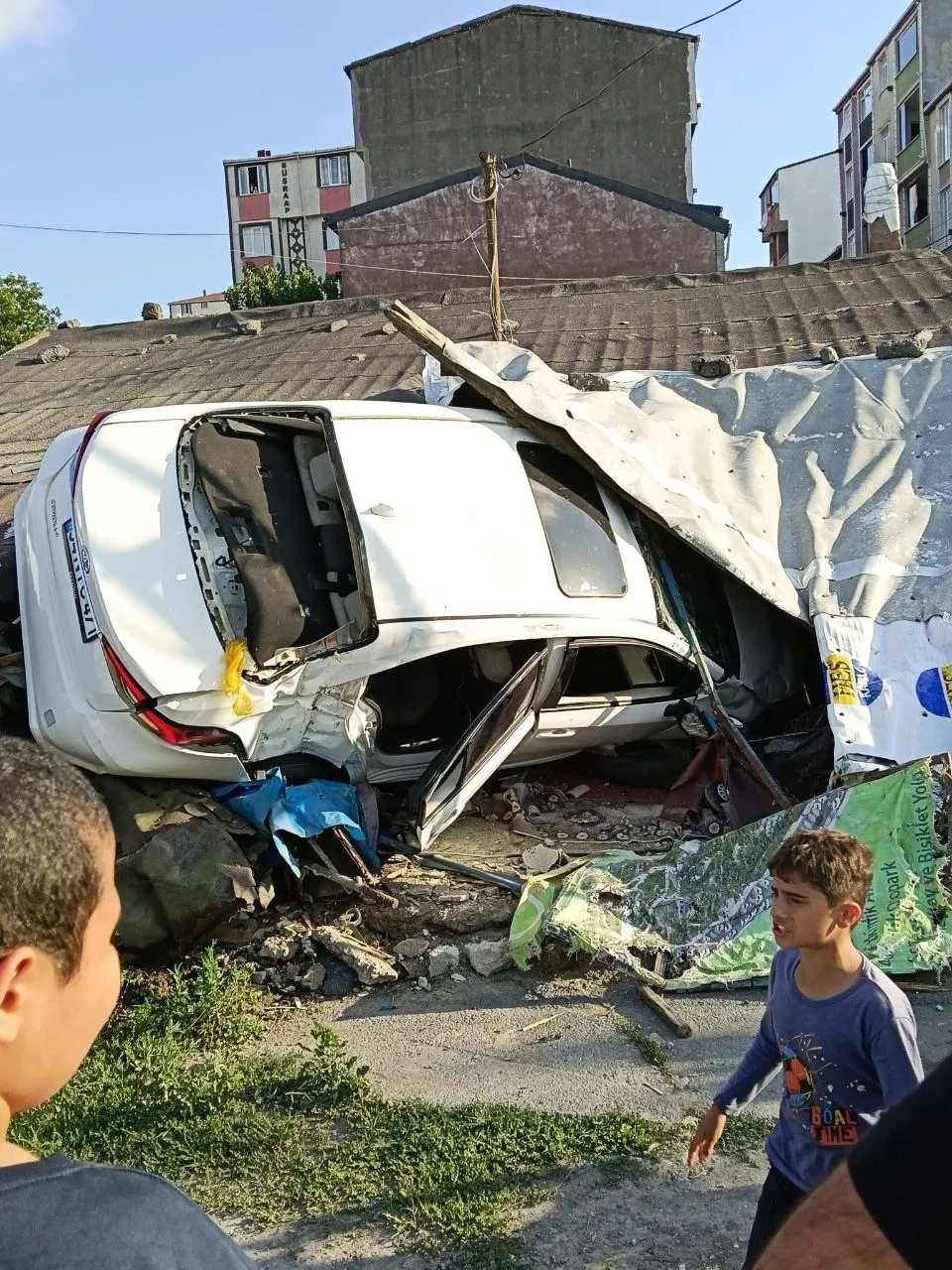 Arnavutköy'de otomobil yoldan çıkıp evin içine daldı
