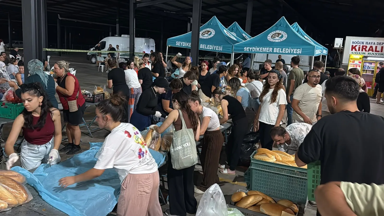 Seydikemer yangınında halk ve firmalar ekipler için seferber oldu