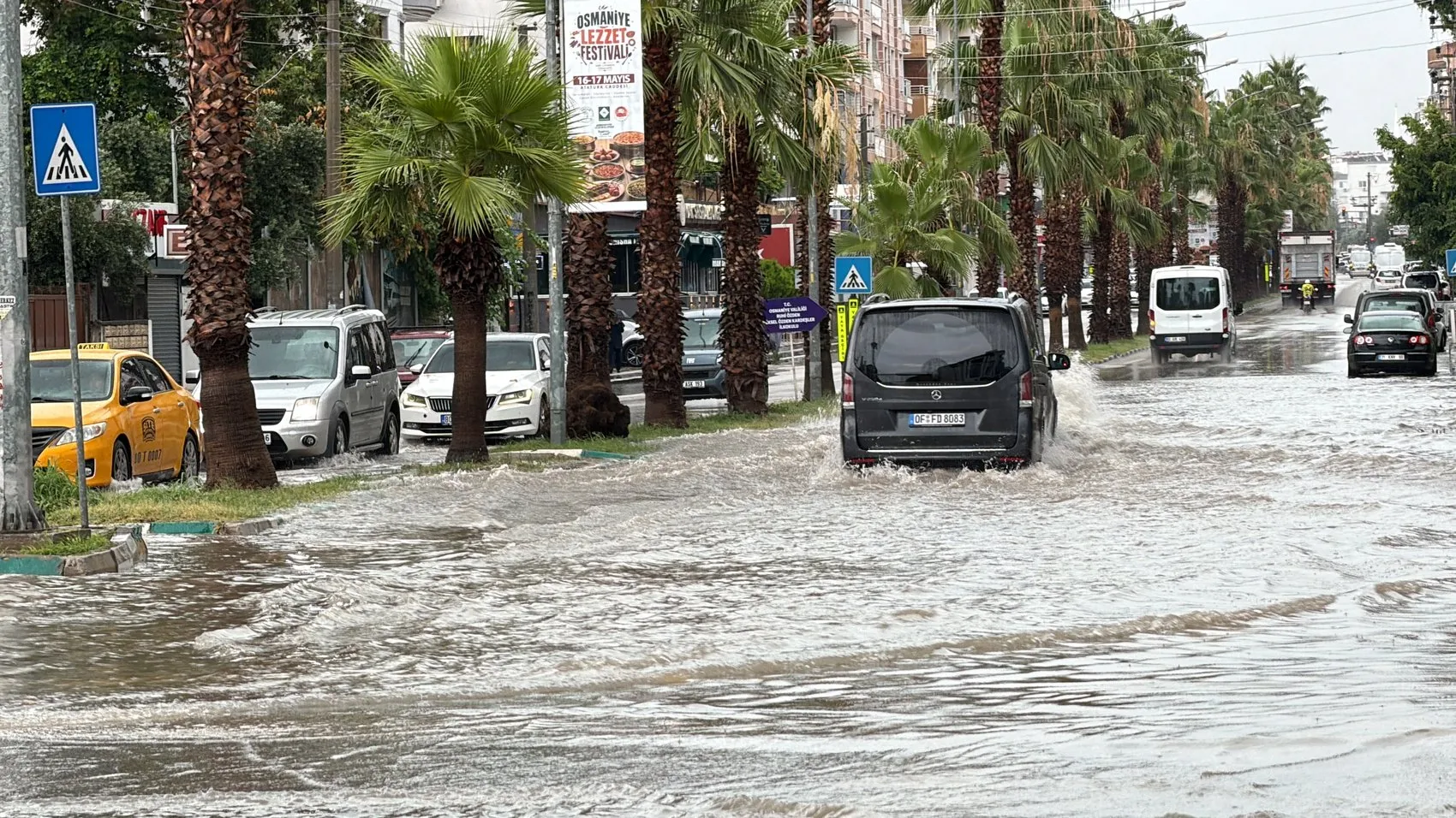Osmaniye'de şiddetli sağanak hayatı felç etti
