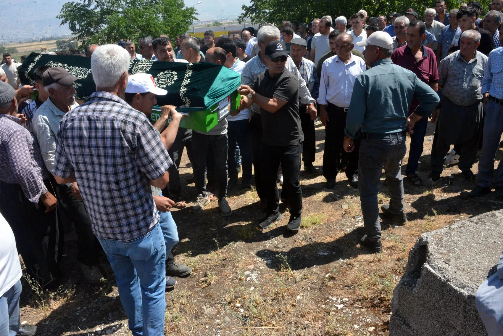 Adana'da kanala uçan araçta hayatını kaybeden anne ve oğlu defnedildi