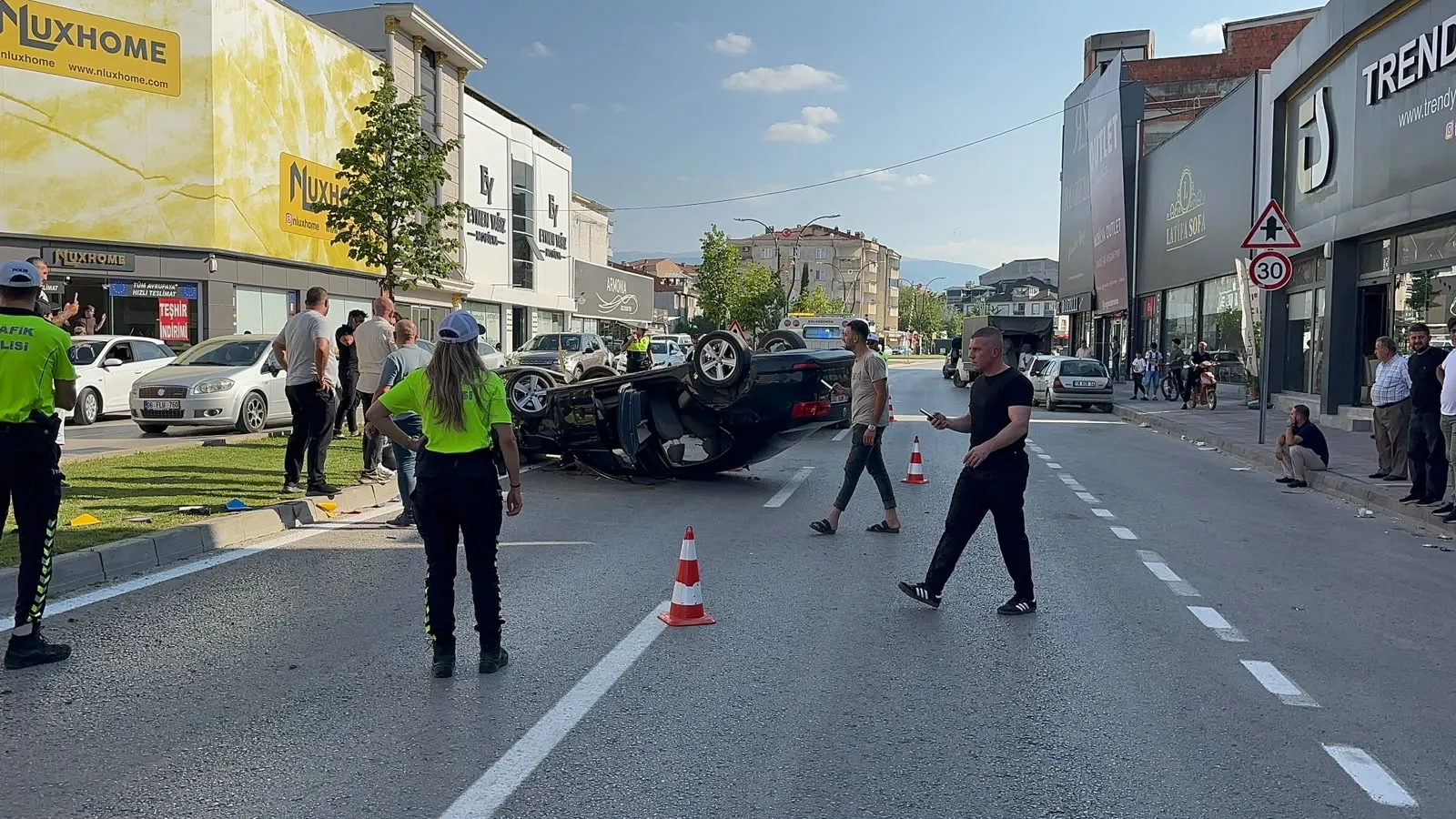 İnegöl'de kontrolden çıkan otomobil takla attı