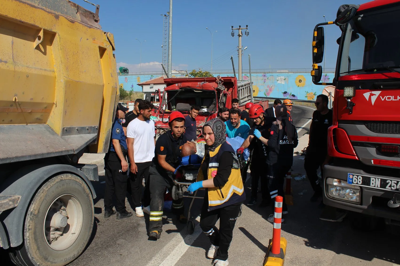 Aksaray’da ağır kaza Kamyonet hafriyat kamyonuna çarptı