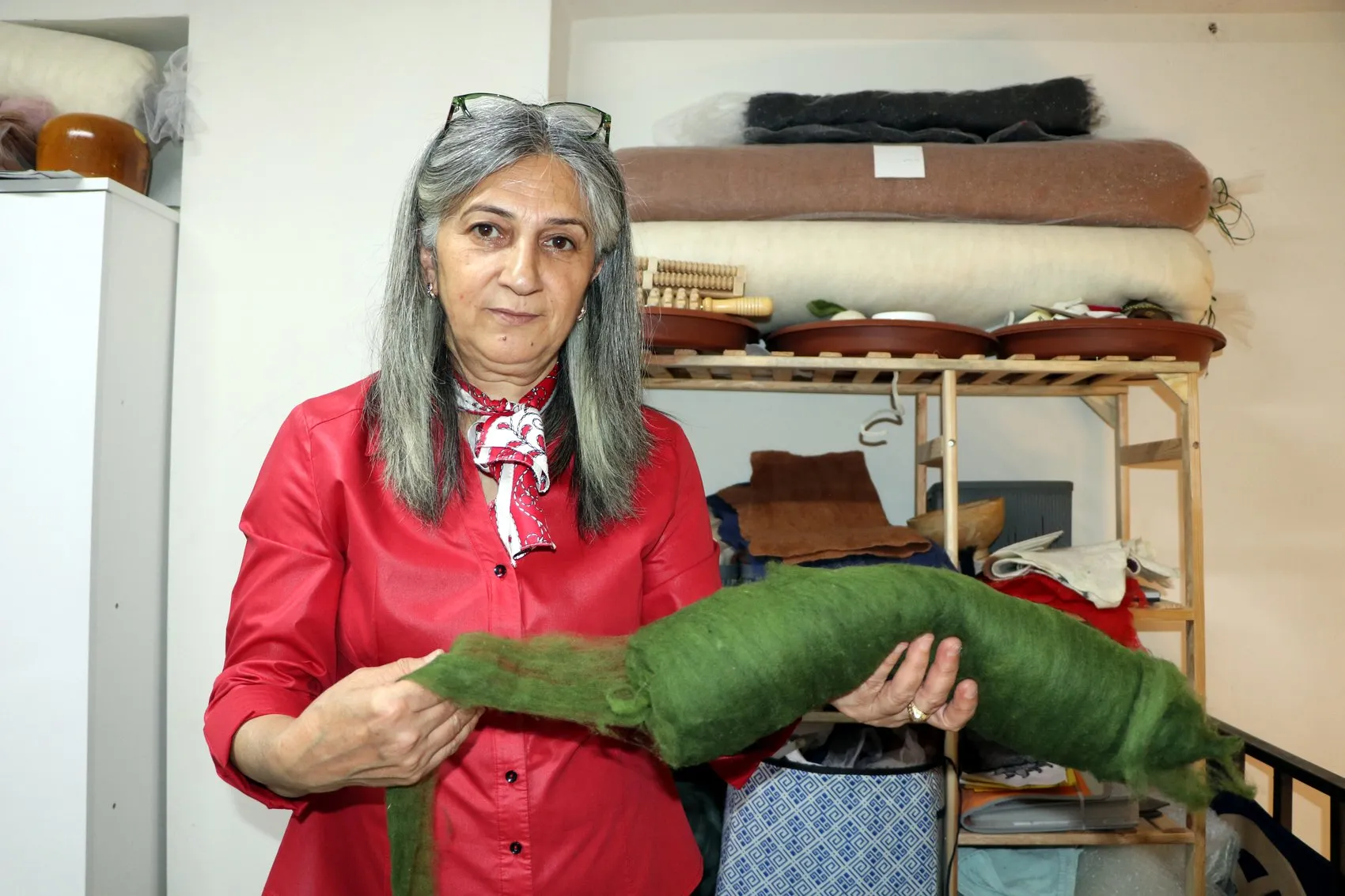 Van'da bir usta keçeye yeniden ruh veriyor