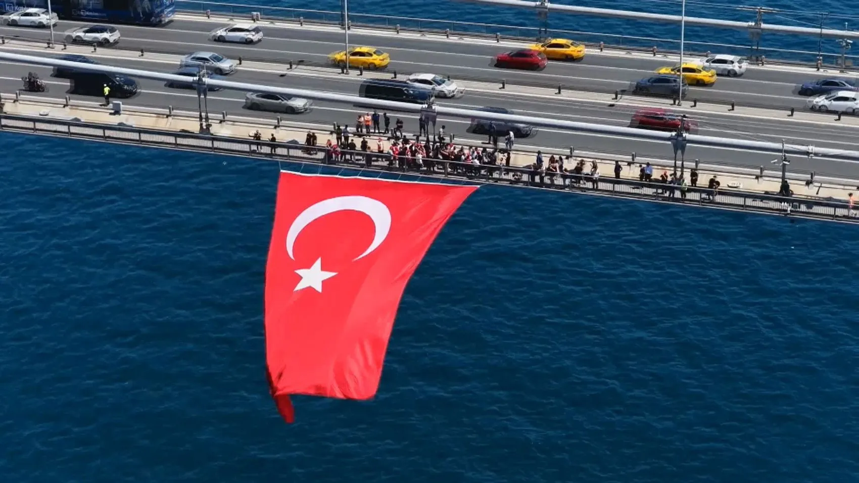 İstanbul’un üç köprüsü 15 Temmuz için Türk bayraklarıyla donatıldı