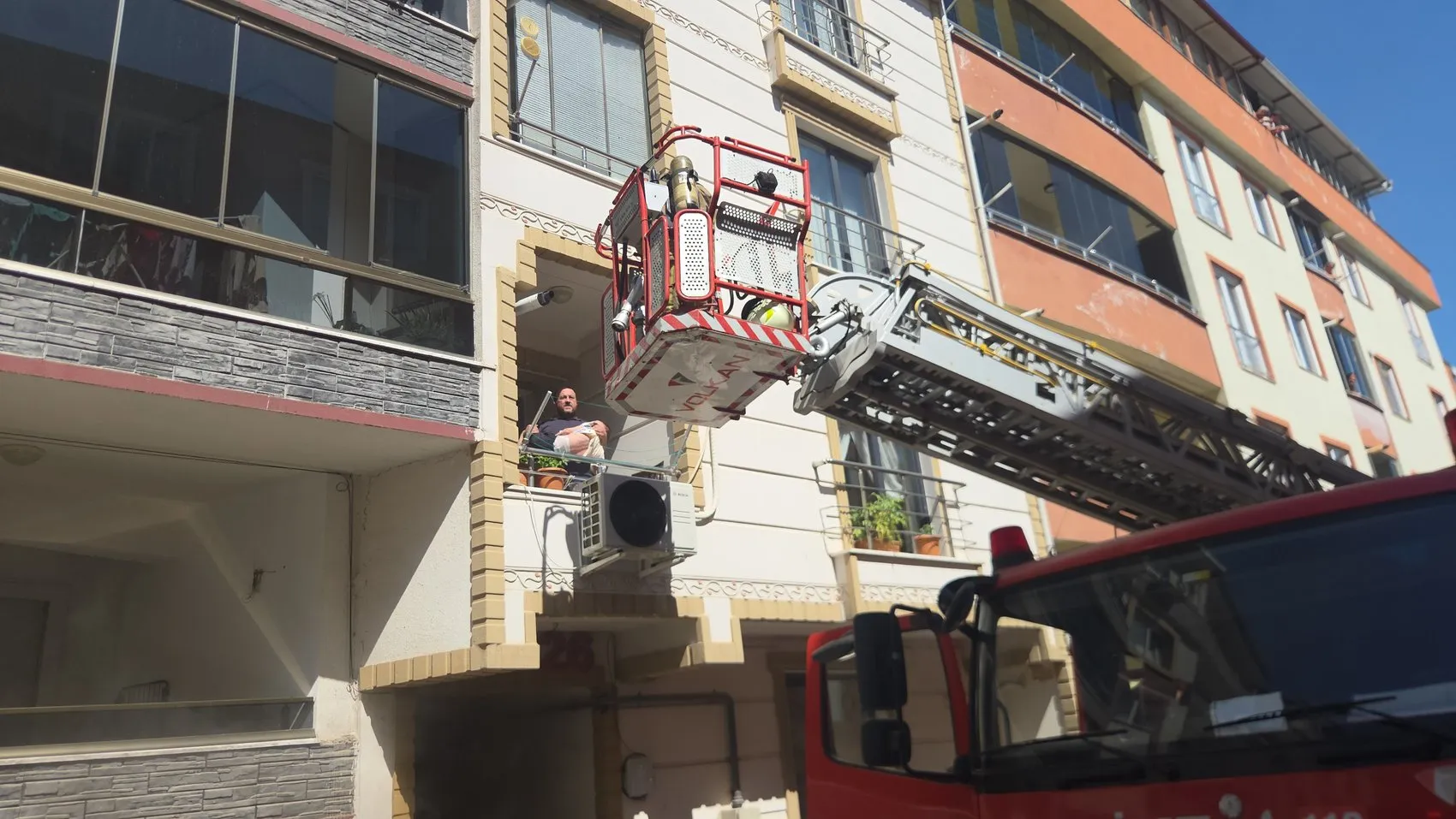 Bursa Orhangazi’de evde mahsur kalan engelli vatandaşı itfaiye kurtardı
