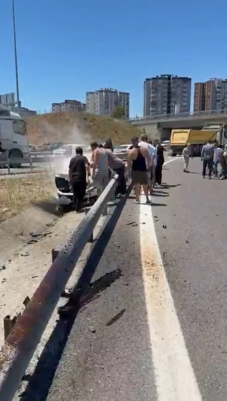 Başakşehir'de kontrolden çıkan otomobil takla attı