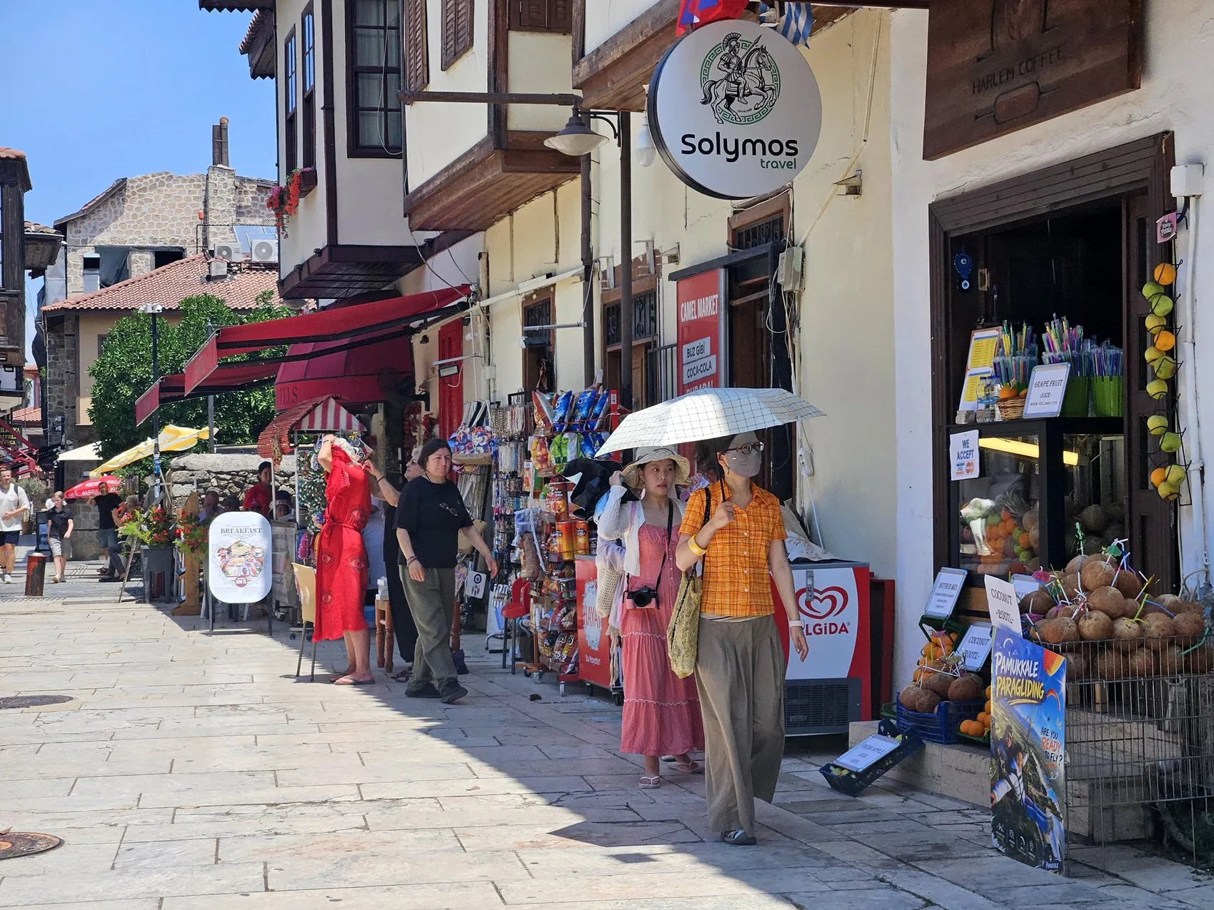 Antalya sıcağında Uzak Doğulu turistlerin güneşle imtihanı