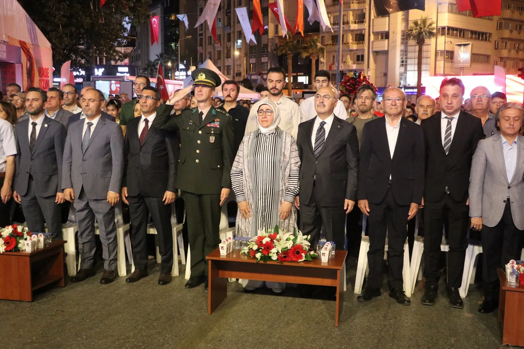 Denizli halkı 15 Temmuz'u anmak için meydanda buluştu