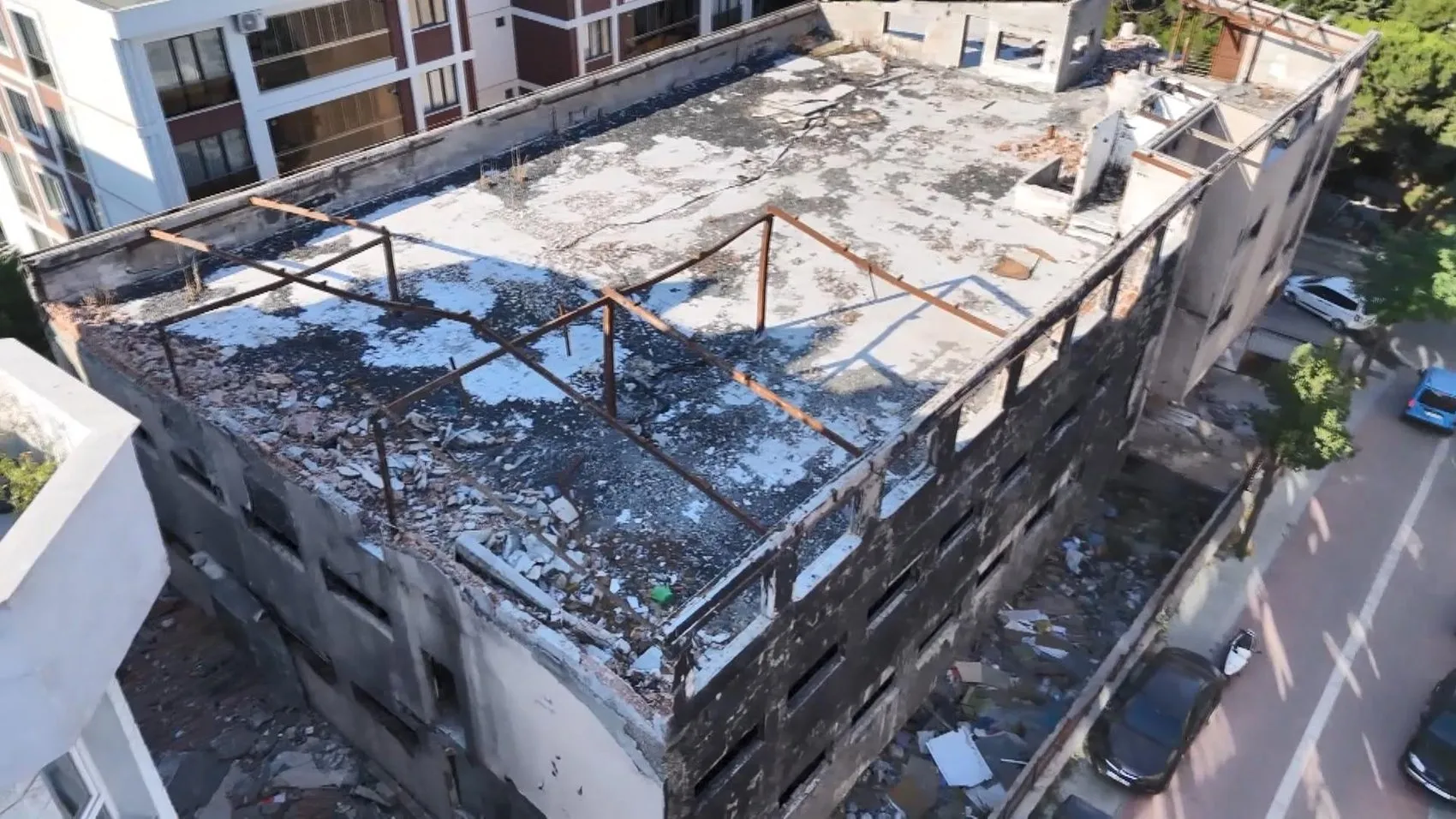 Avcılar'da yanan fabrika çürümeye terk edildi