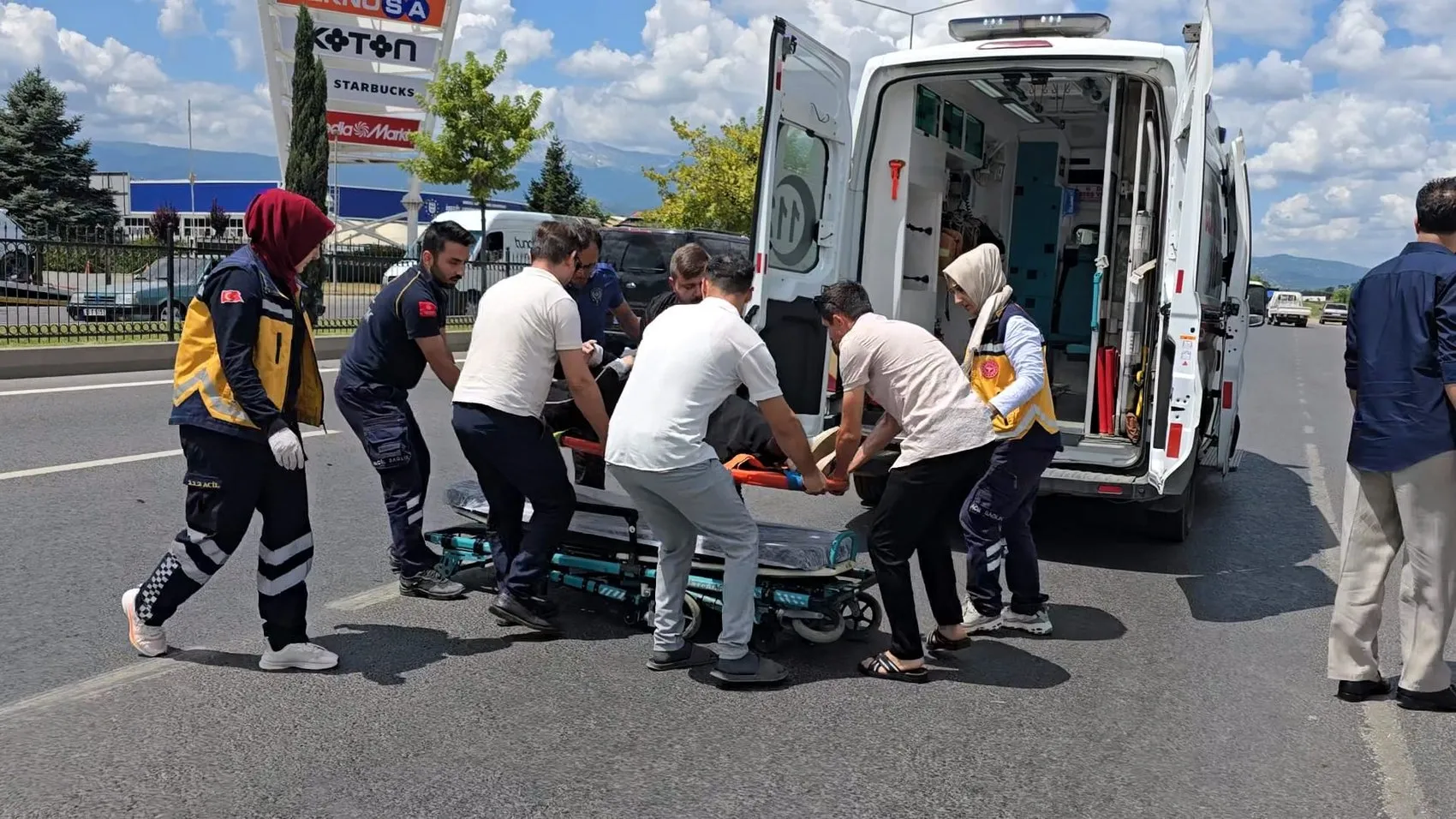 İnegöl girişinde motosiklet kazası İki kişi hastanelik oldu