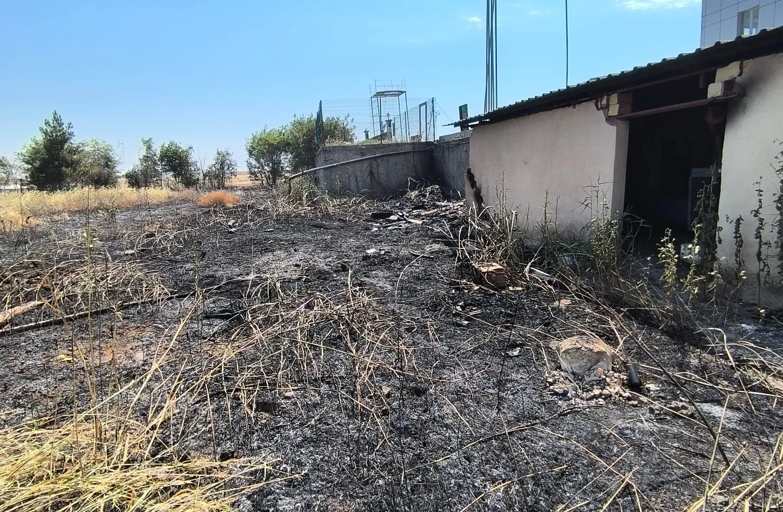 Diyarbakır'da anız yangını bir akaryakıt istasyonunu tehdit etti