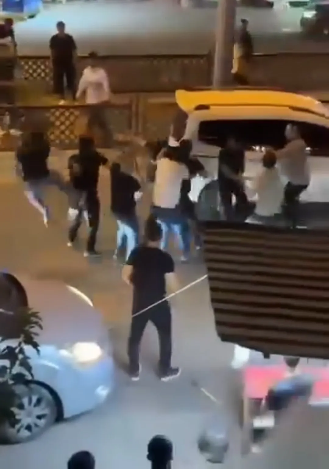 Silopi İpekyolu Caddesi’nde alacak kavgası kameraya yansıdı