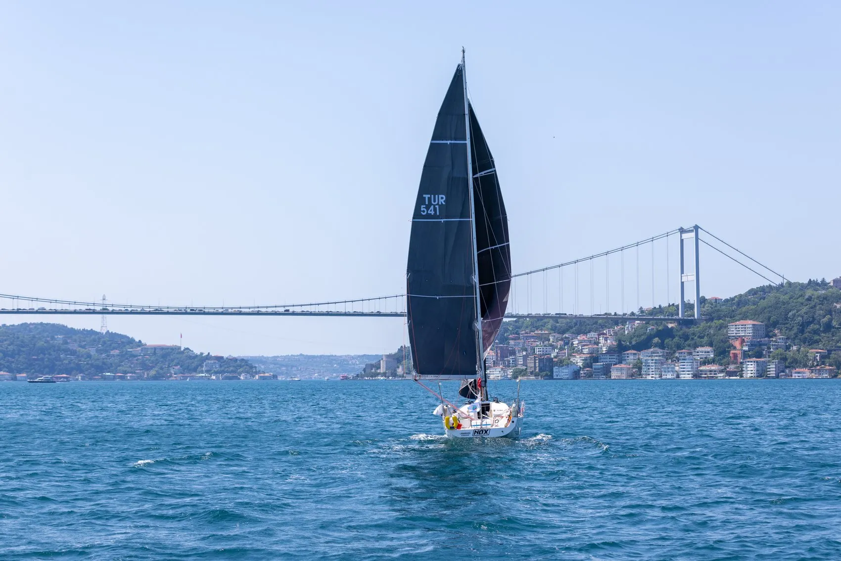 Milli yelkenci Doğukan Kandemir solo Türkiye turunda İstanbul Boğazı'nı geçti