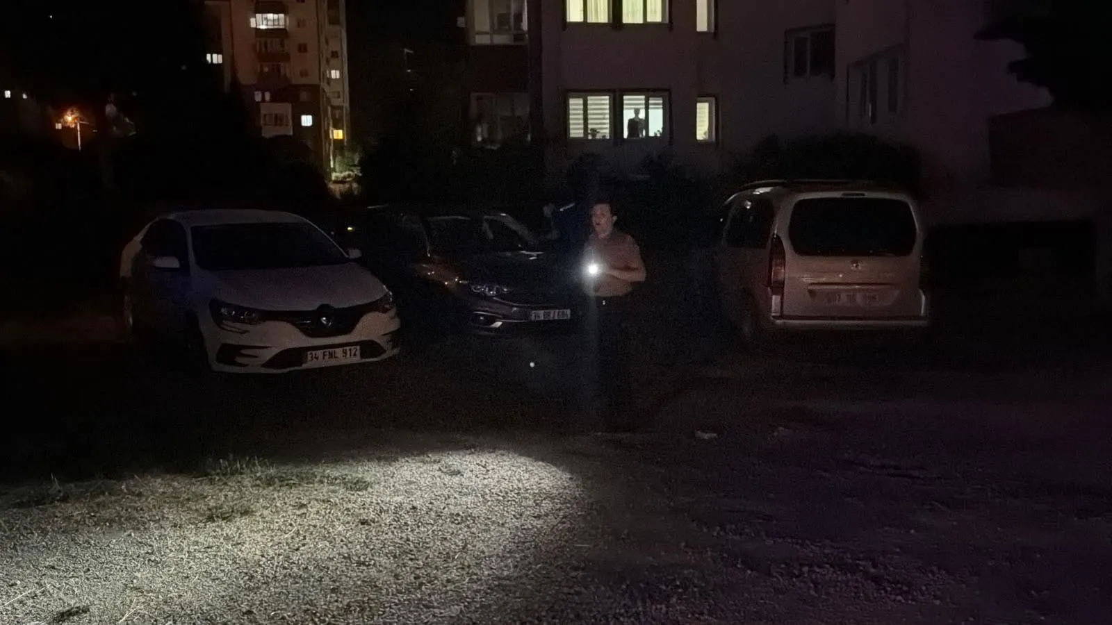 Eskişehir’de sahte plakalı araçla kaçan şüpheliler bekçiyi yaraladı