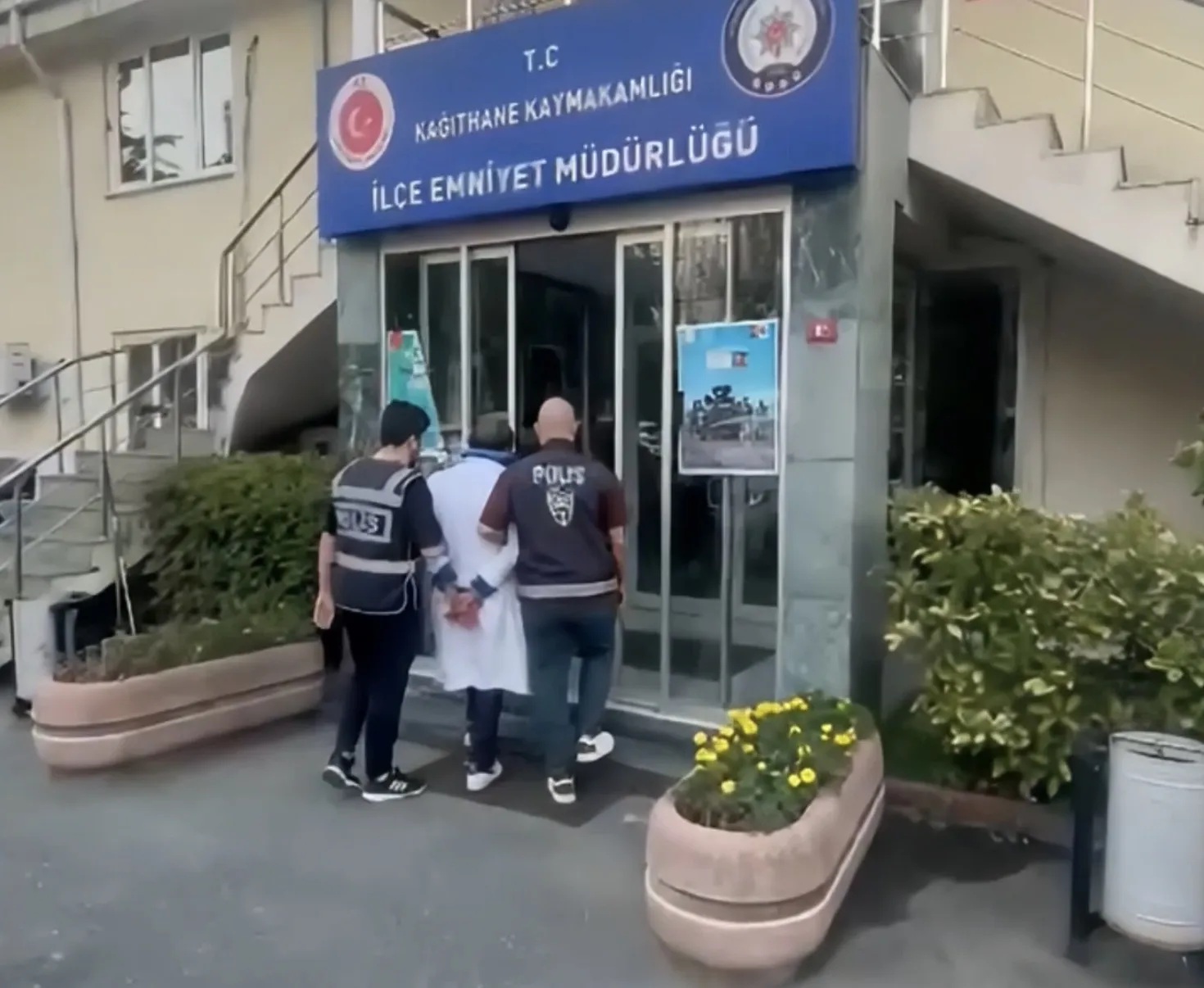 Kağıthane'de Türk bayrağını yere atan şüpheli gözaltına alındı
