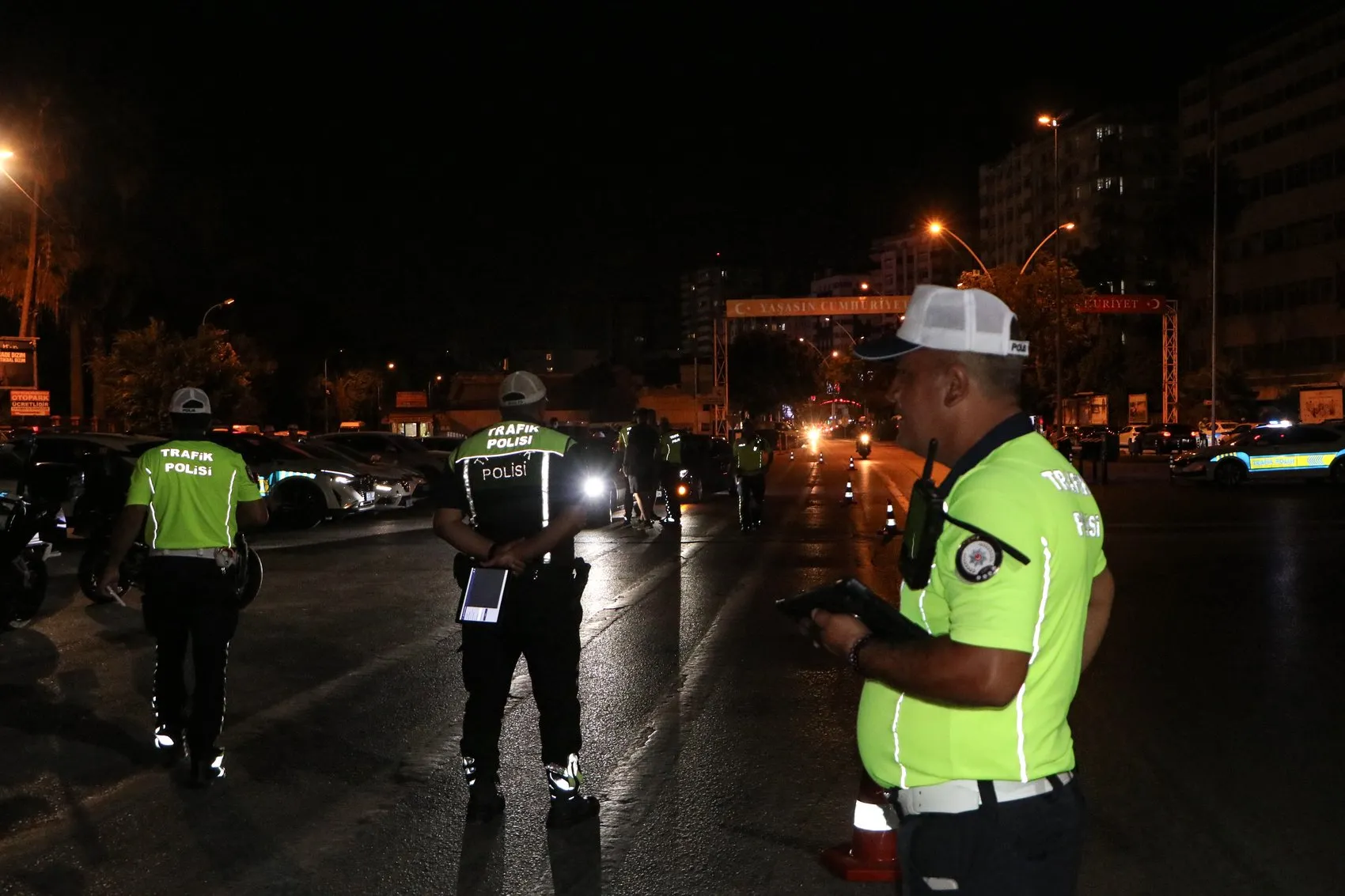 Adana yollarında sıkı denetim 42 sürücüye ceza yağdı