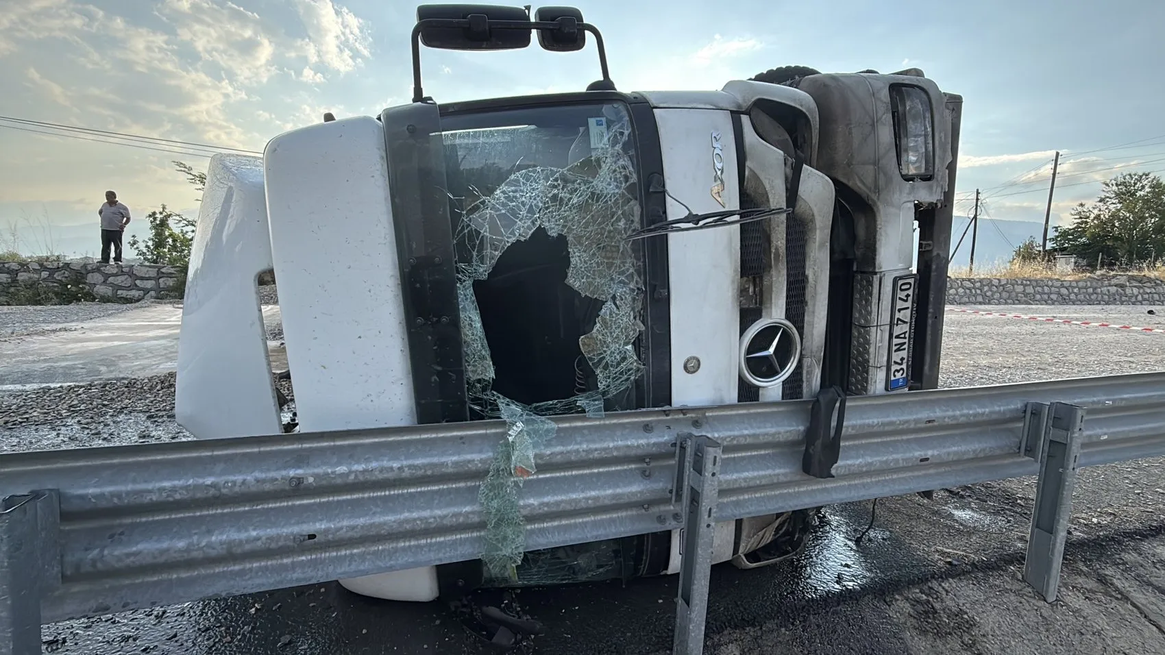 Safranbolu yolunda mıcır yüklü TIR devrilip alev aldı