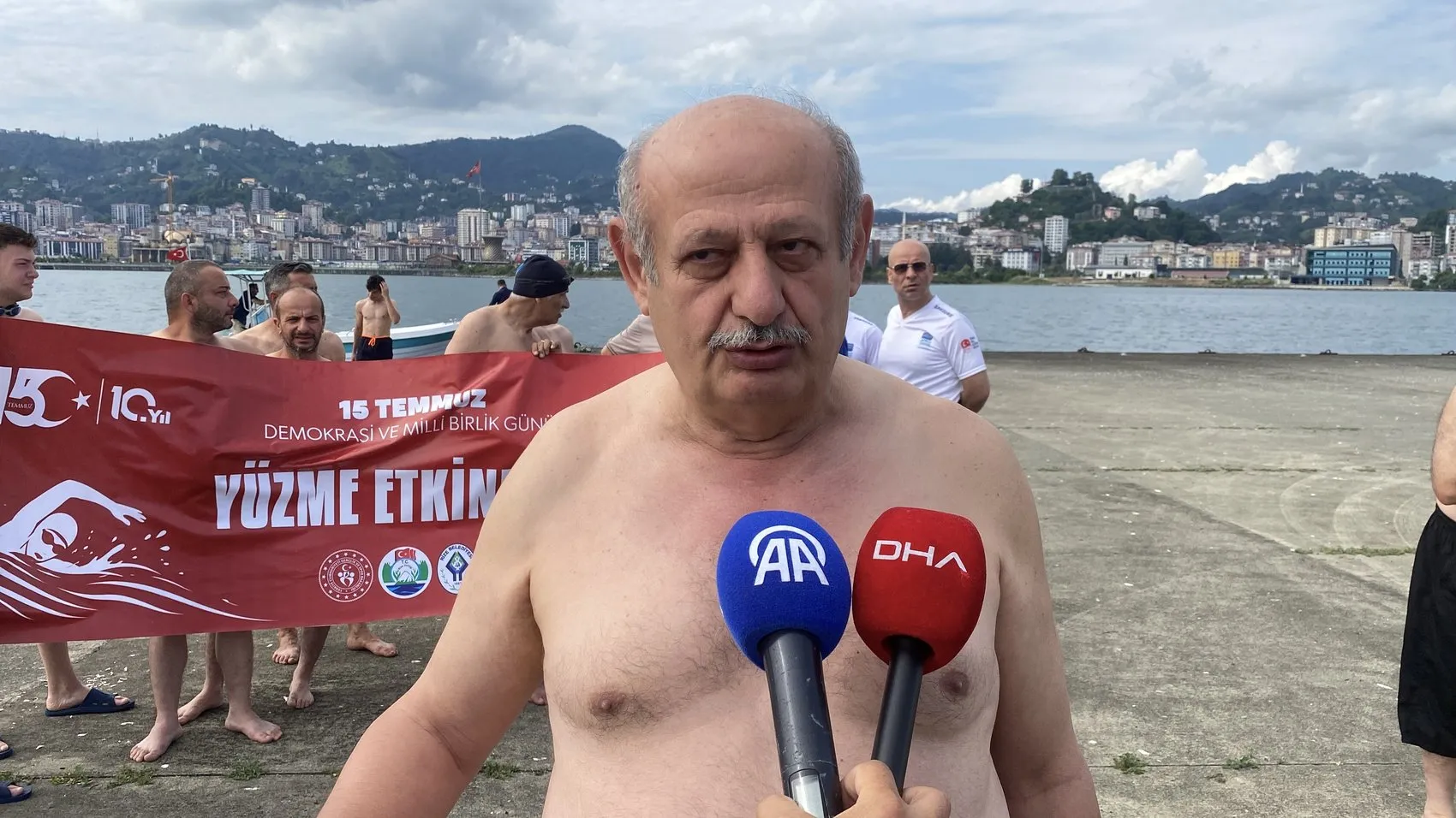 Karadeniz'in dalgalı sularında 15 Temmuz için kulaç attılar