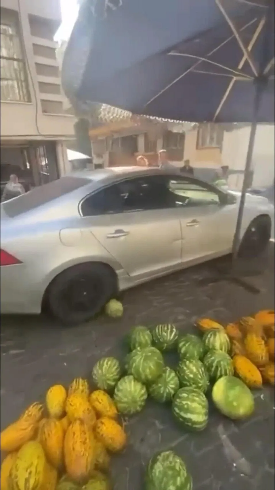 Aydın’da yol kavgası Sürücü pazarcının karpuzlarını ezip geçti