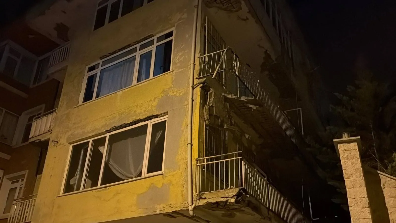 Üsküdar’da aniden çöken balkon sonrası bina mühürlendi