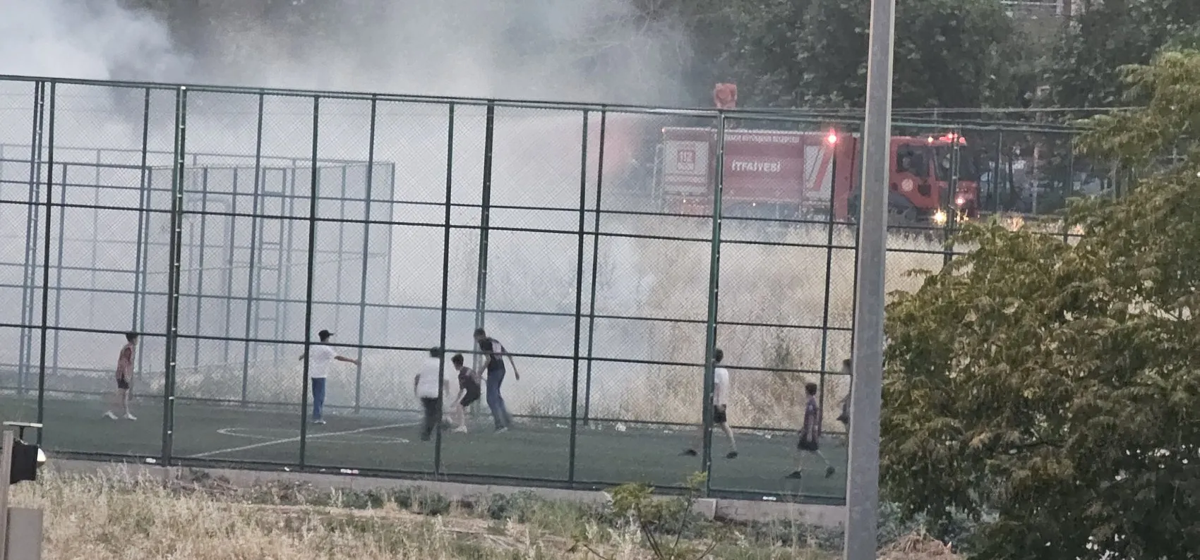 Diyarbakır'da yangın paniğine rağmen maçtan vazgeçmediler