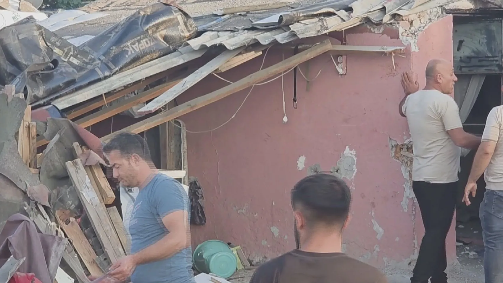 Arnavutköy'de otomobil yoldan çıkıp evin içine daldı