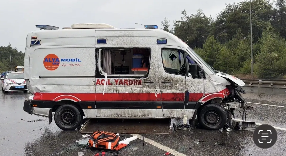 Çekmeköy’de görevdeki ambulans kaza yaptı
