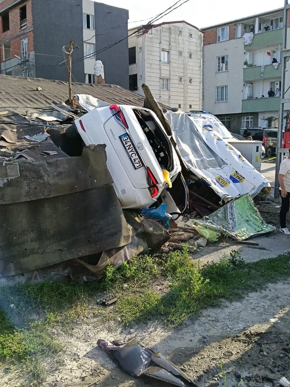 Arnavutköy'de otomobil yoldan çıkıp evin içine daldı