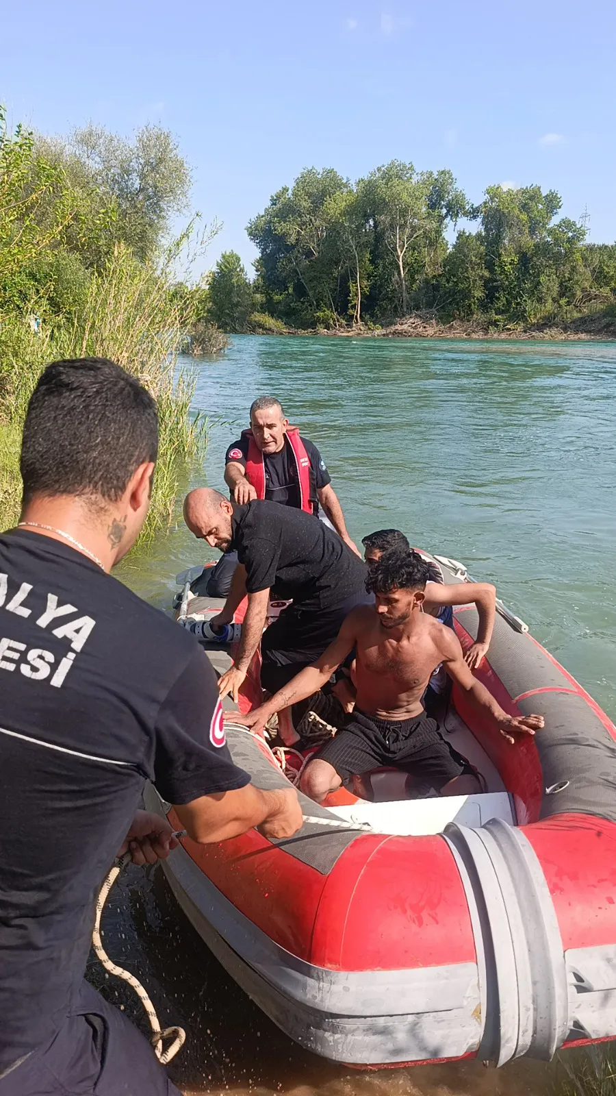 Manavgat Irmağı'nda baraj suyu dört kişiyi adacıkta sıkıştırdı