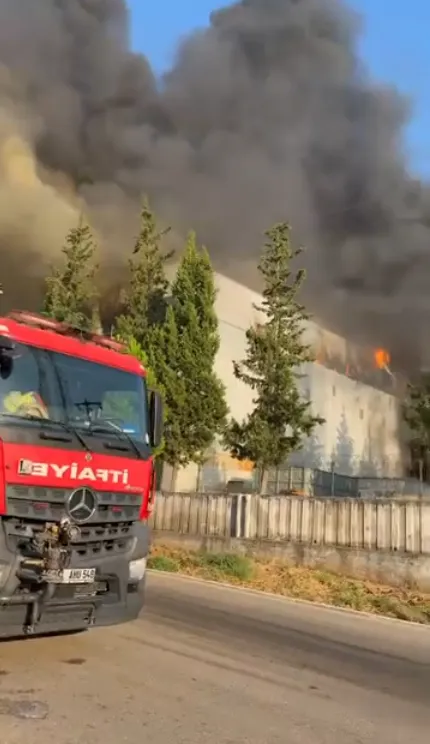 Adana'daki yatak fabrikasında gece yarısı yangını