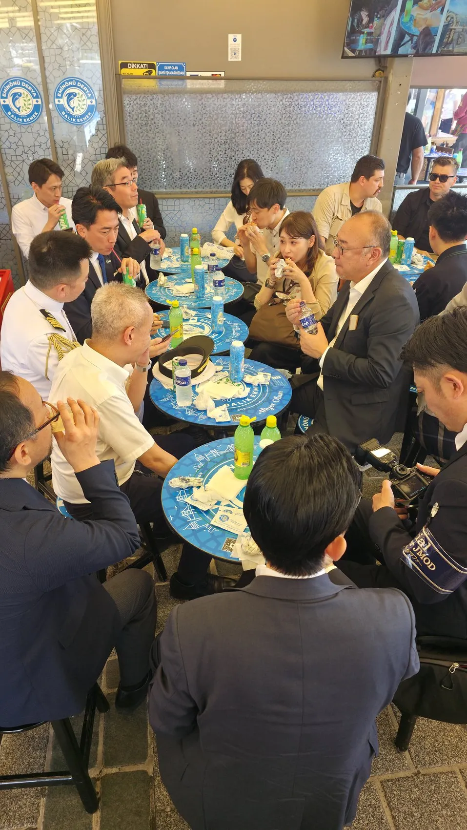 Japon Bakandan Eminönü'nde balık ekmek molası