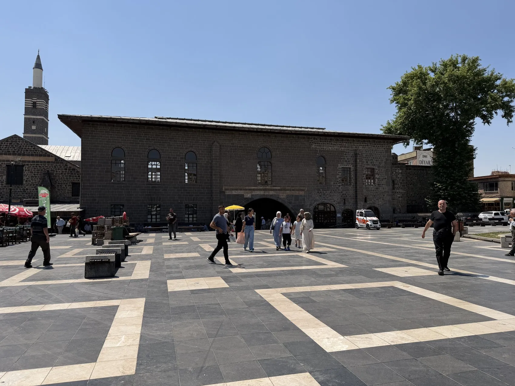 Diyarbakır'da termometreler kırılınca vatandaş camiye sığındı