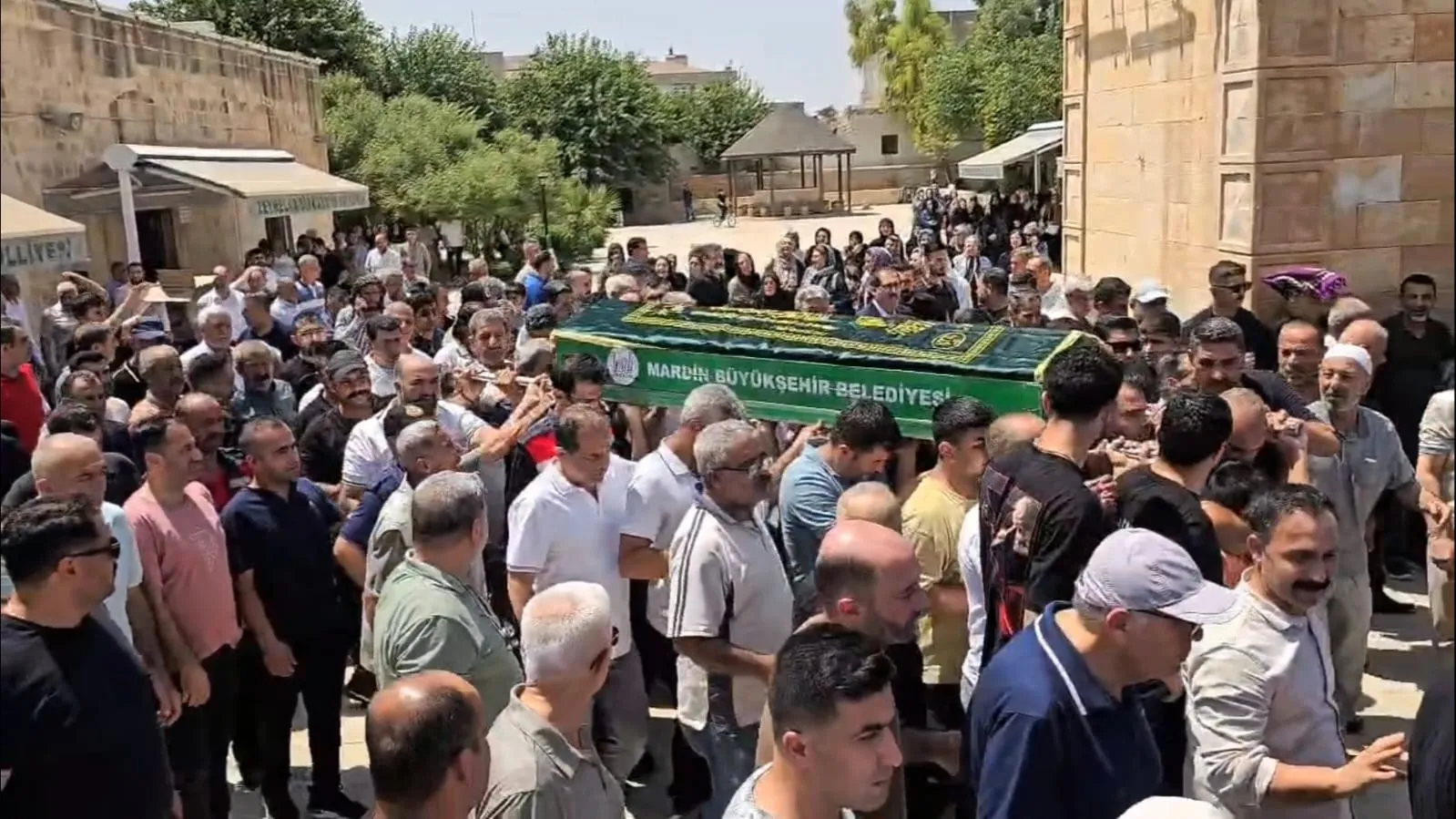 Görev başında şehit olan itfaiyeci Ömer Kaplan toprağa verildi