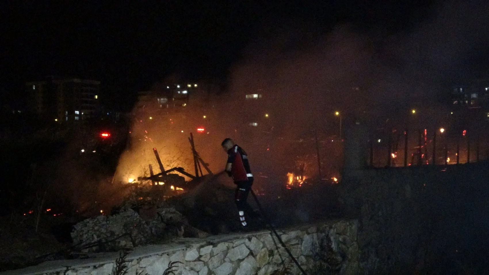 Çanakkale Karacaören köyü yakınlarında çıkan yangın korkuttu