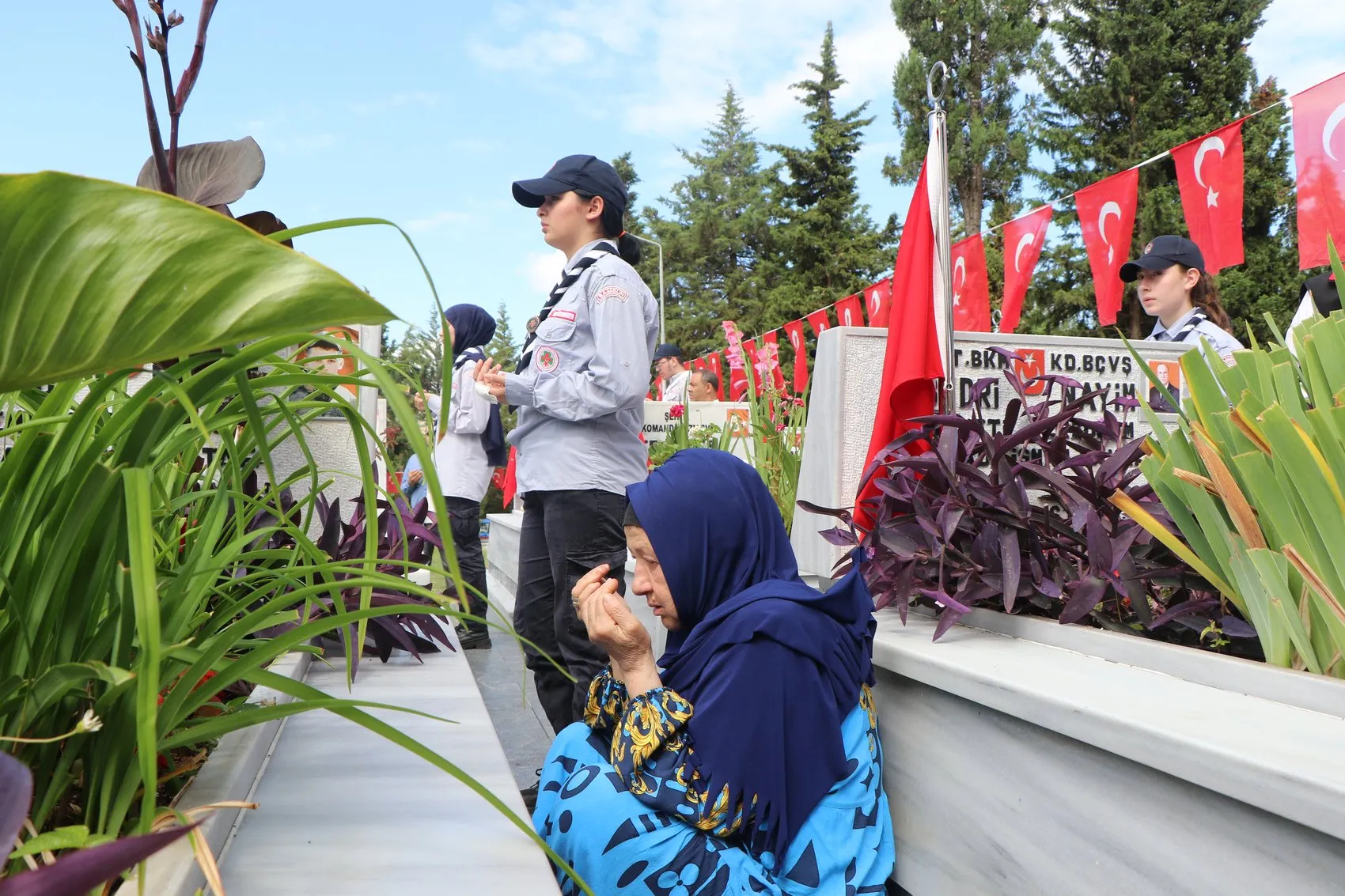 8 yaşındaki Elif hiç tanımadığı şehit dayısını ziyaret etti