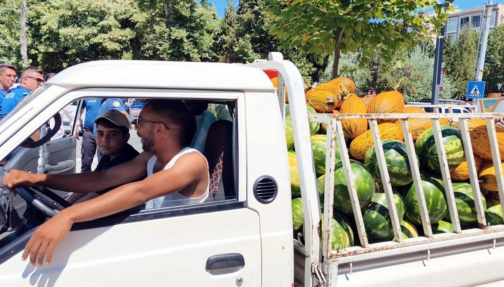 Tekirdağ'da seyyar satıcı belediye önünde karpuzları parçaladı