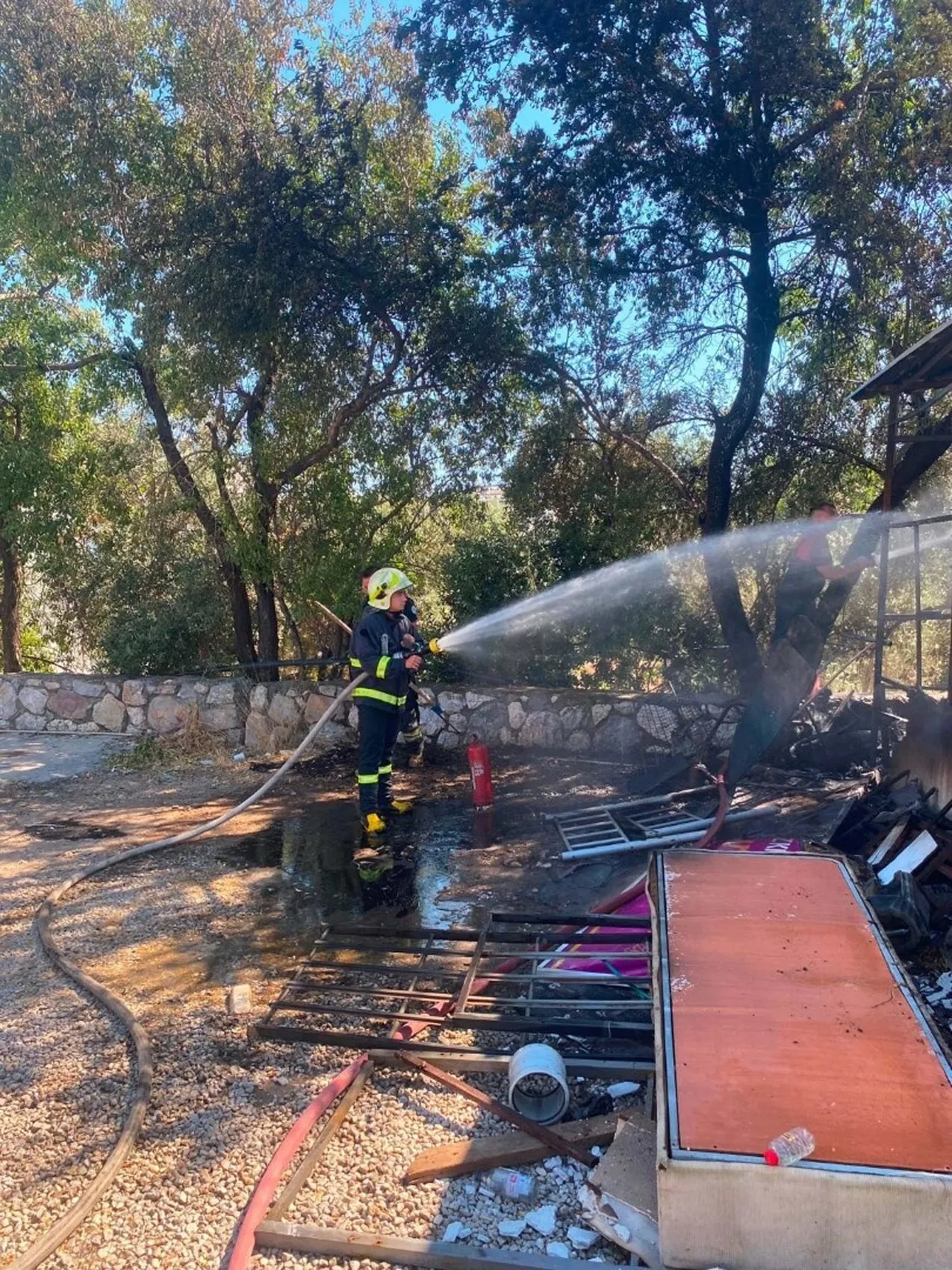 Bodrum'da personel yatakhanesinde korkutan yangın